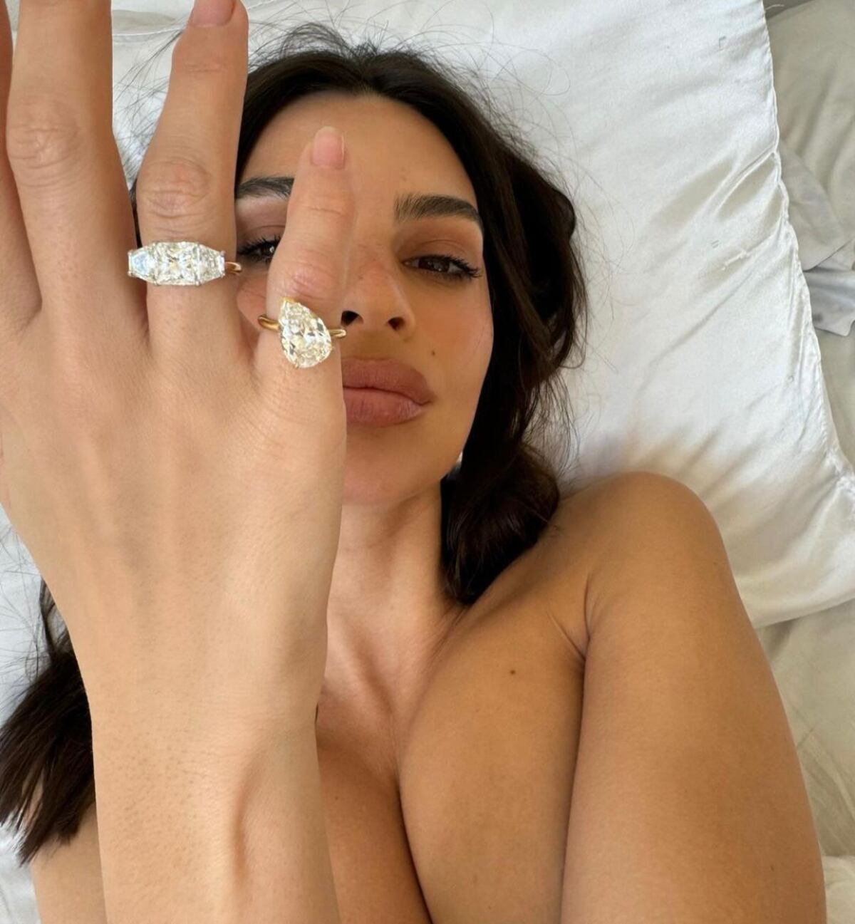 Emily Ratajkowski se separa y transforma su sortija de compromiso en dos anillos de divorcio