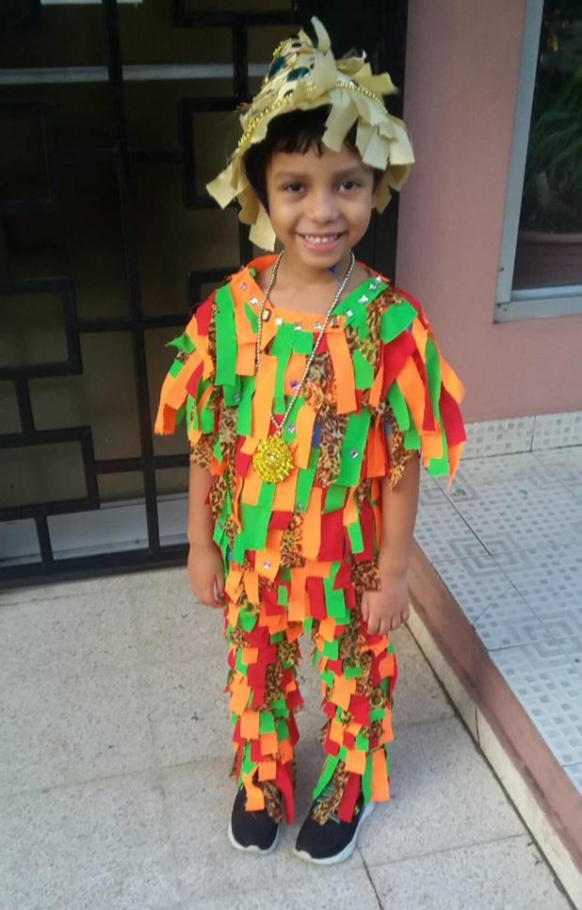 Más niños y jóvenes se visten para celebrar la etnia negra