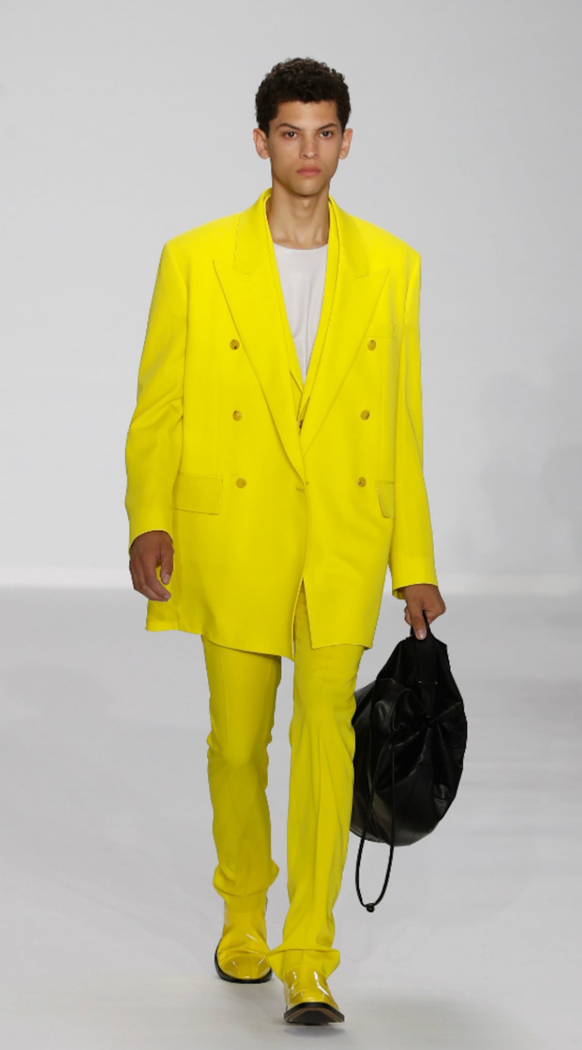 El clásico traje masculino se reinventa