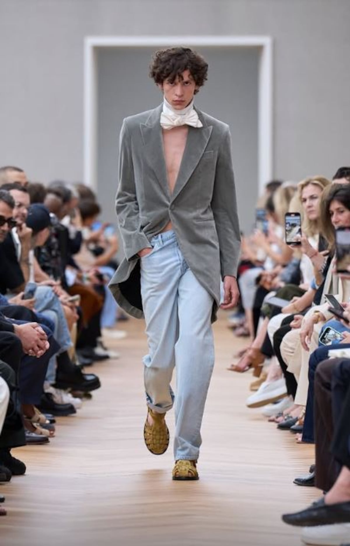 Dior estrena en París la era Anderson con una colección rematadamente joven