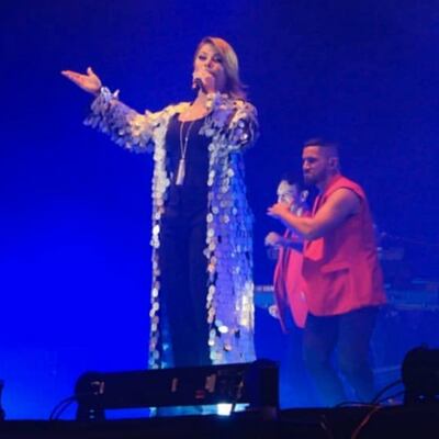 Así fue como subastó Olga Tañón sus zapatos en Panamá
