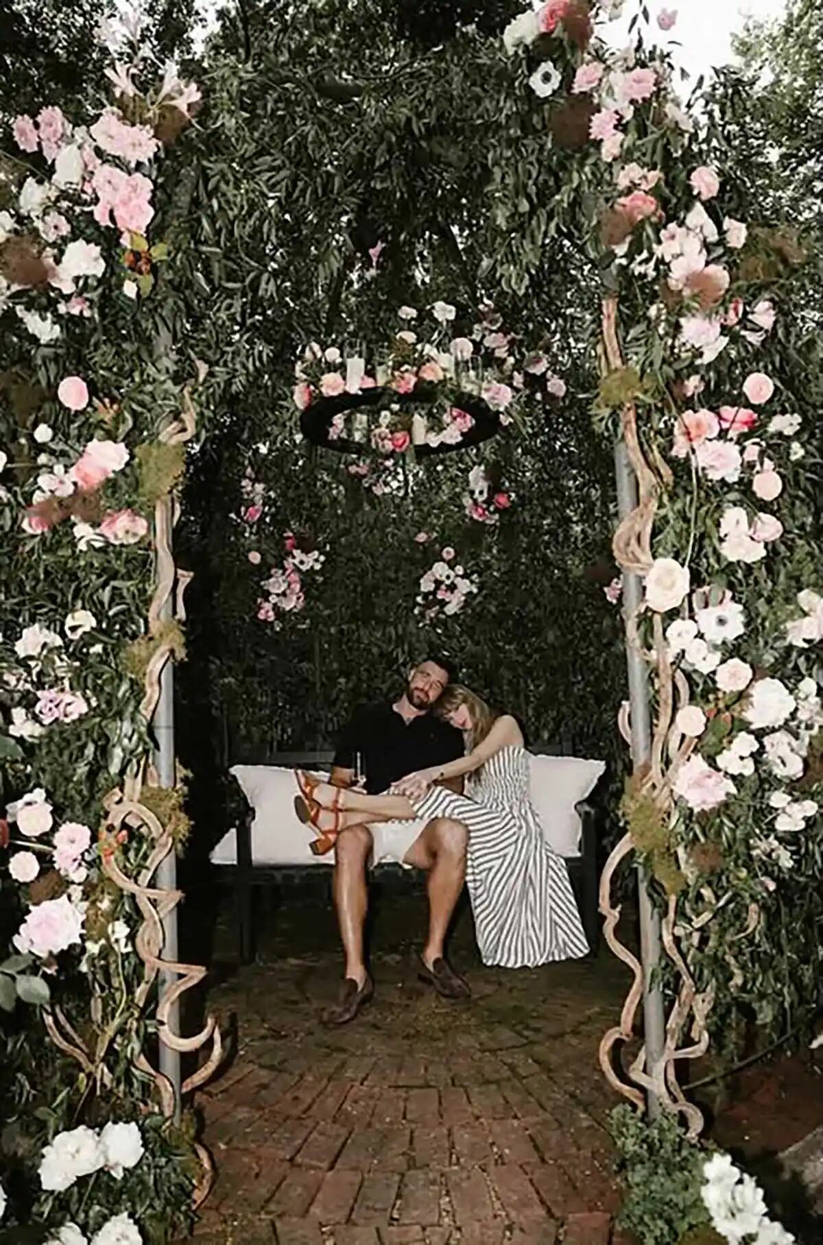 En 20 minutos se agotó el vestido Ralph Lauren con el que se comprometió Taylor Swift