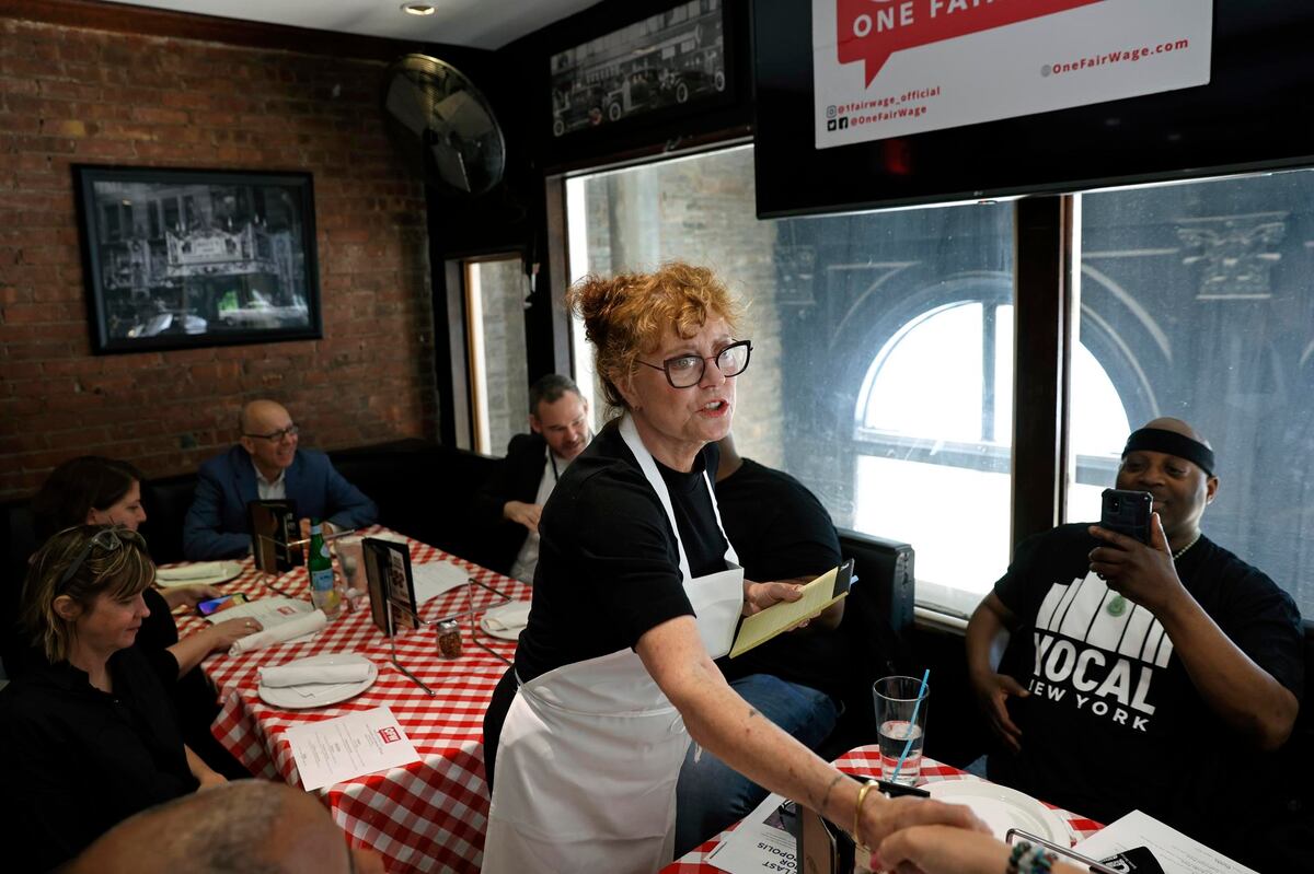 Susan Sarandon vuelve a ser camarera en Nueva York para reivindicar salarios dignos