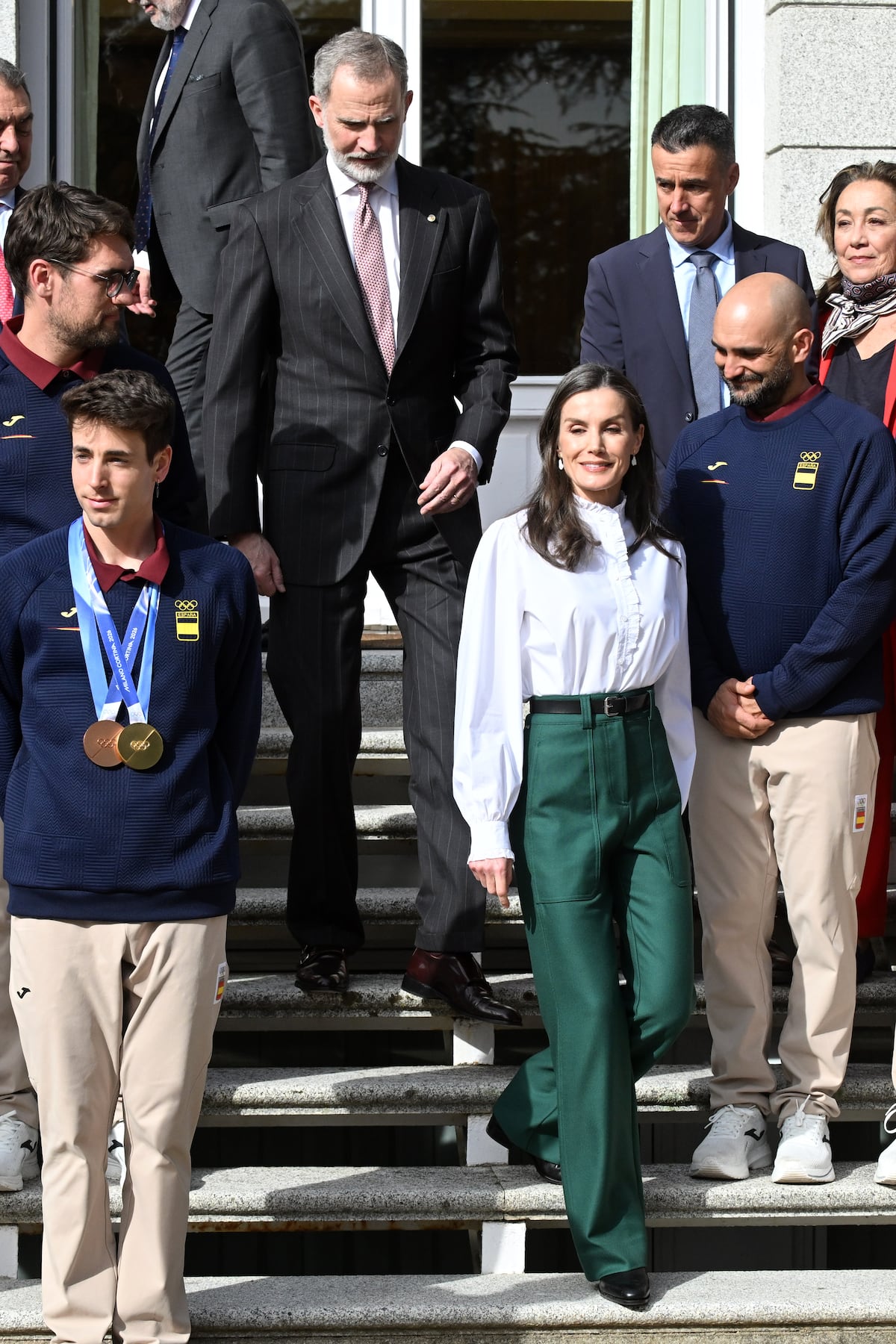 El ‘look’ ‘working girl’ de la reina Letizia de España: blusa blanca y pantalón verde de talle alto 