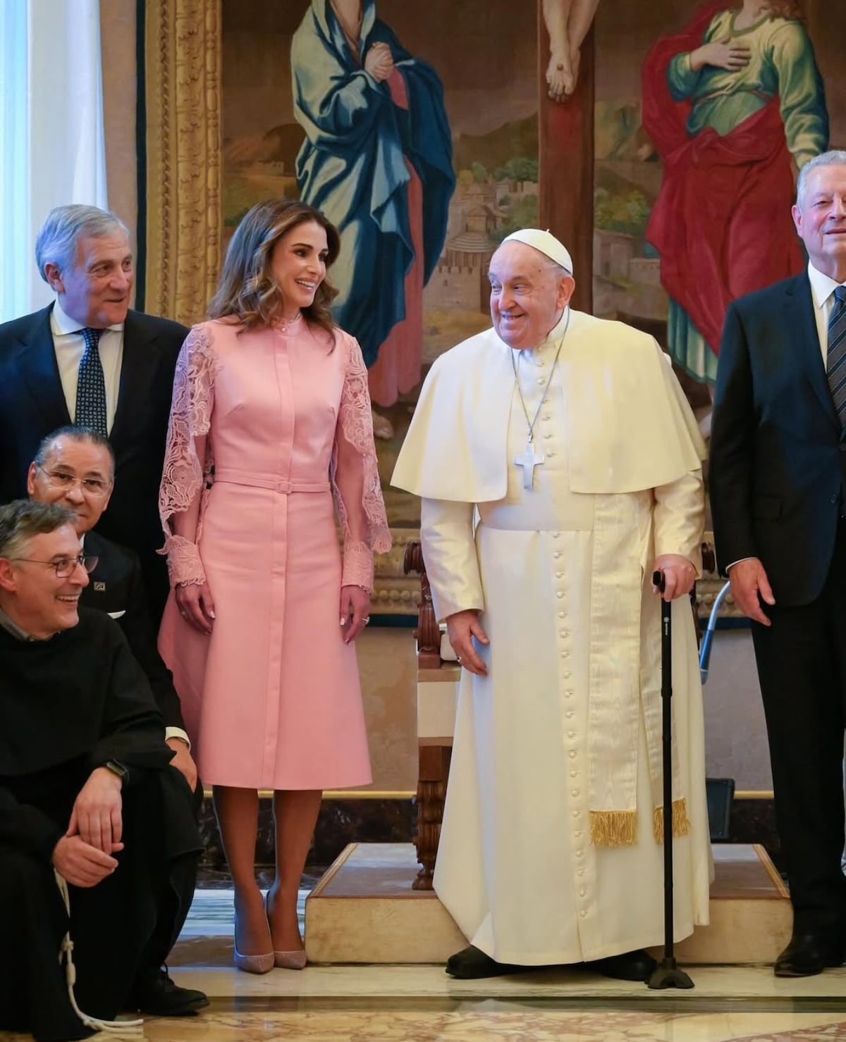 La reina Rania de Jordania y su bolso de casi 2 mil dólares para reunirse con el Papa Francisco en el Vaticano