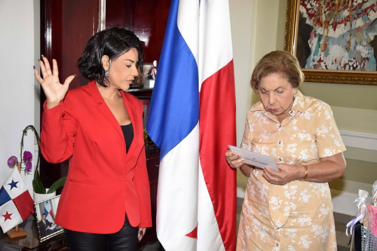 La cantante Demphra fue juramentada como ciudadana panameña por la gobernadora Mayín Correa