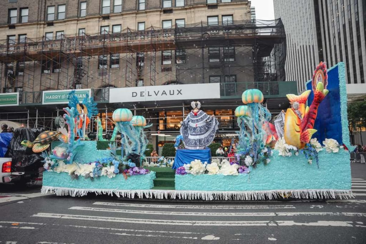 Bandas, conjuntos folclóricos y reinas: panameños desfilan en el Día de la Hispanidad en Nueva York