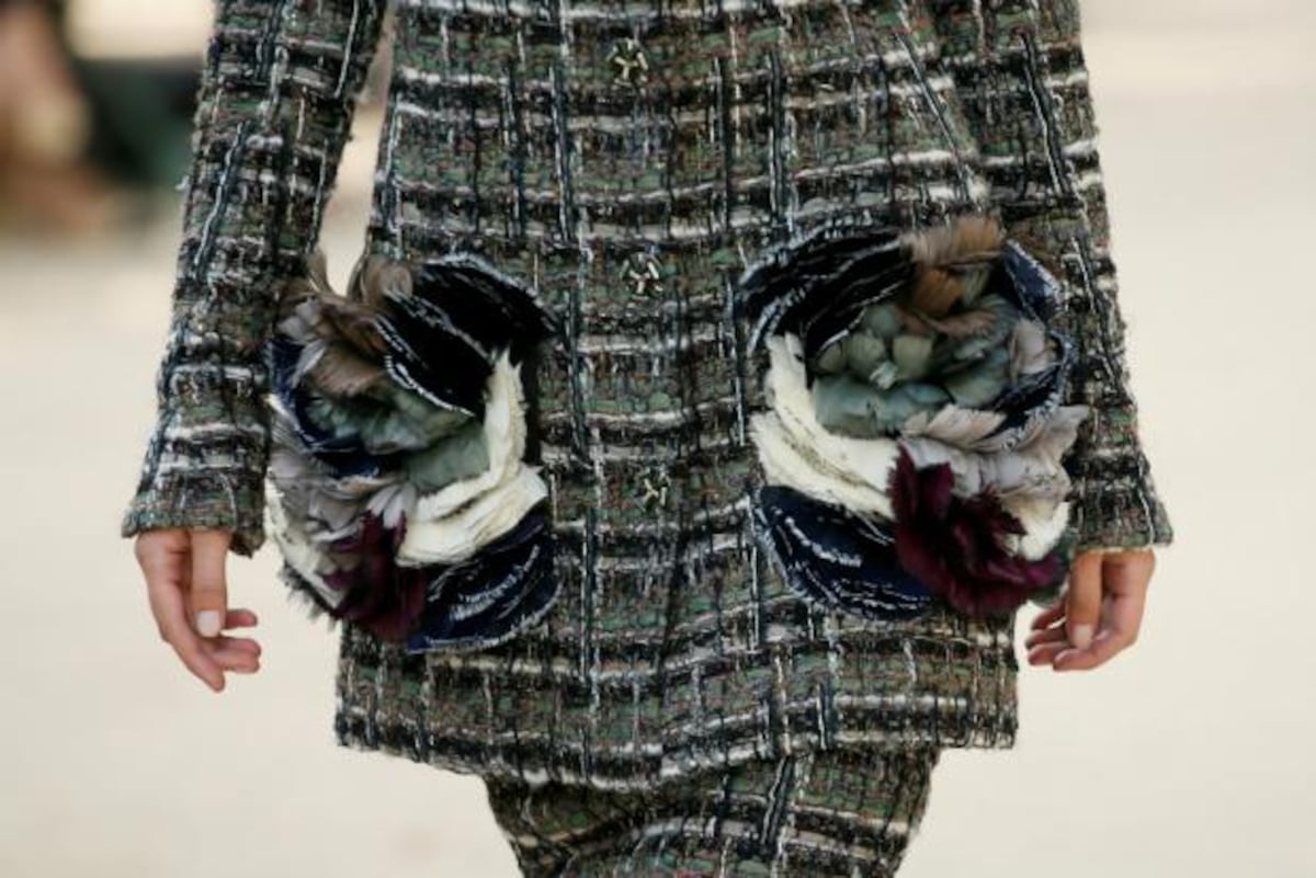 Sombreros, “tweed” y botas en la pasarela de Chanel en París