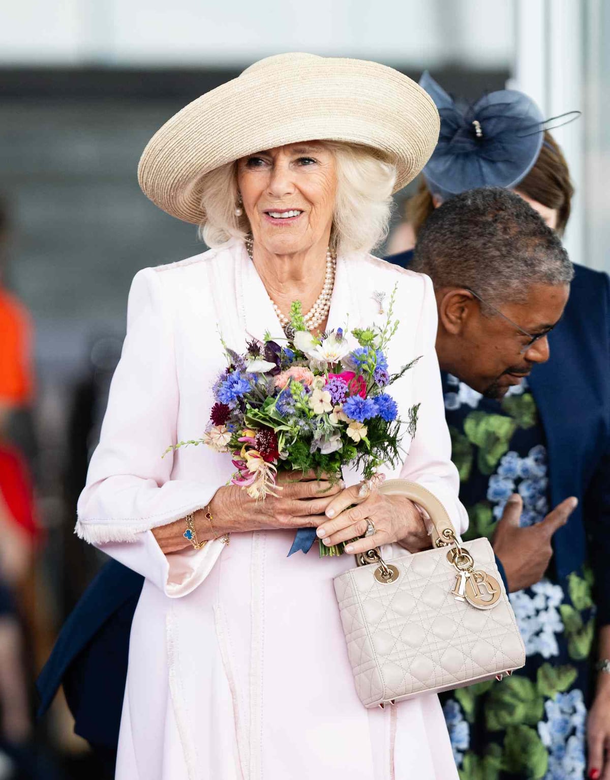 El bolso de Dior, bautizado en honor a Lady Di, es el nuevo predilecto de la reina Camilla