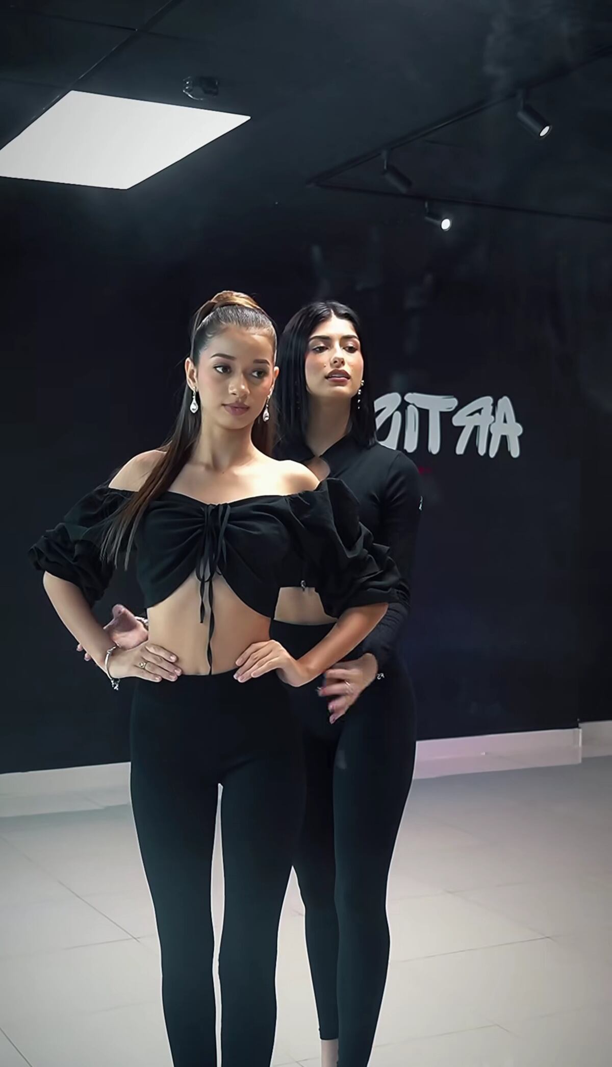 Italy Mora entrena a su hermana menor para concursar en el Miss Teen Panamá 