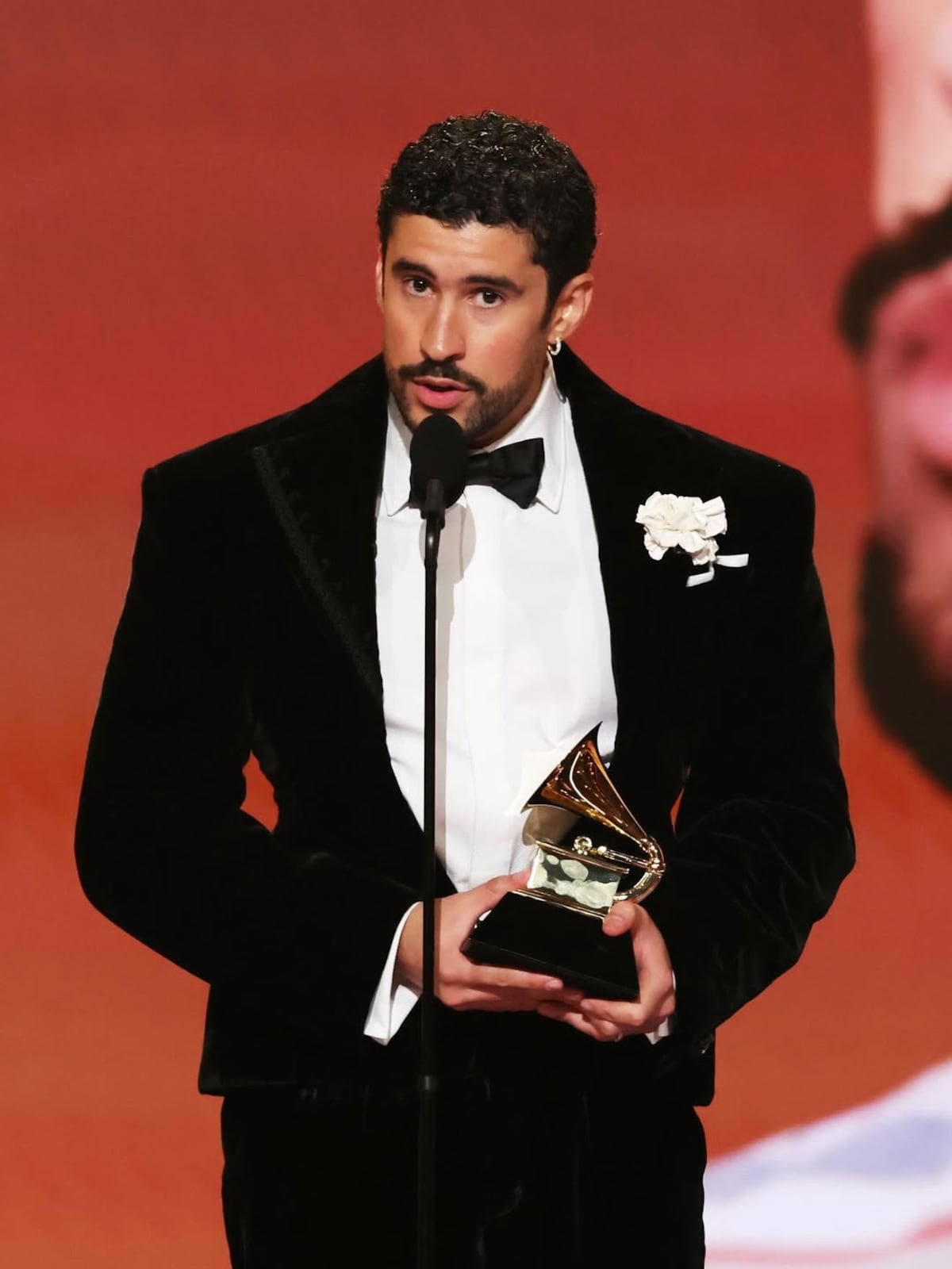 Bad Bunny: el primer hombre en vestir un diseño de alta costura de la firma francesa Schiaparelli en una alfombra roja