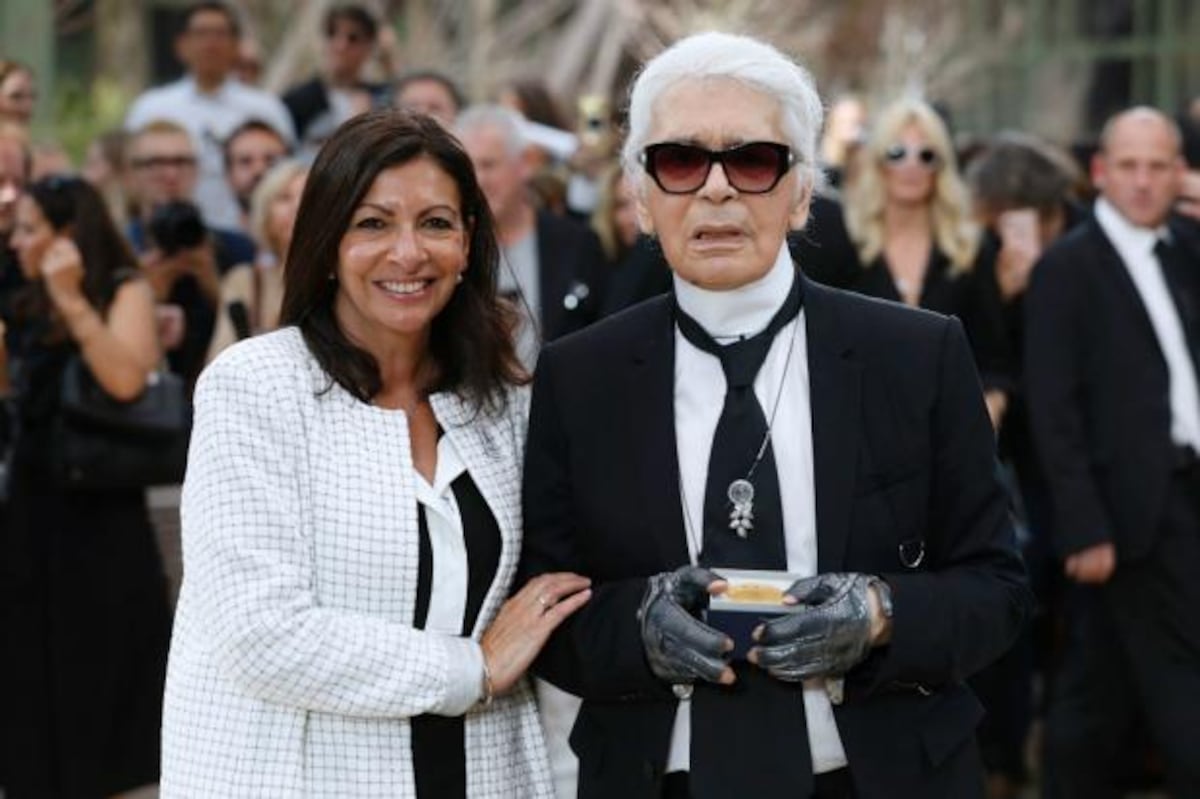 Sombreros, “tweed” y botas en la pasarela de Chanel en París