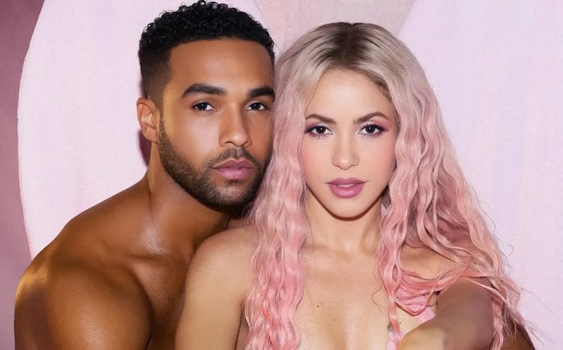 ¿Está Shakira saliendo con el galán de Emily in Paris?