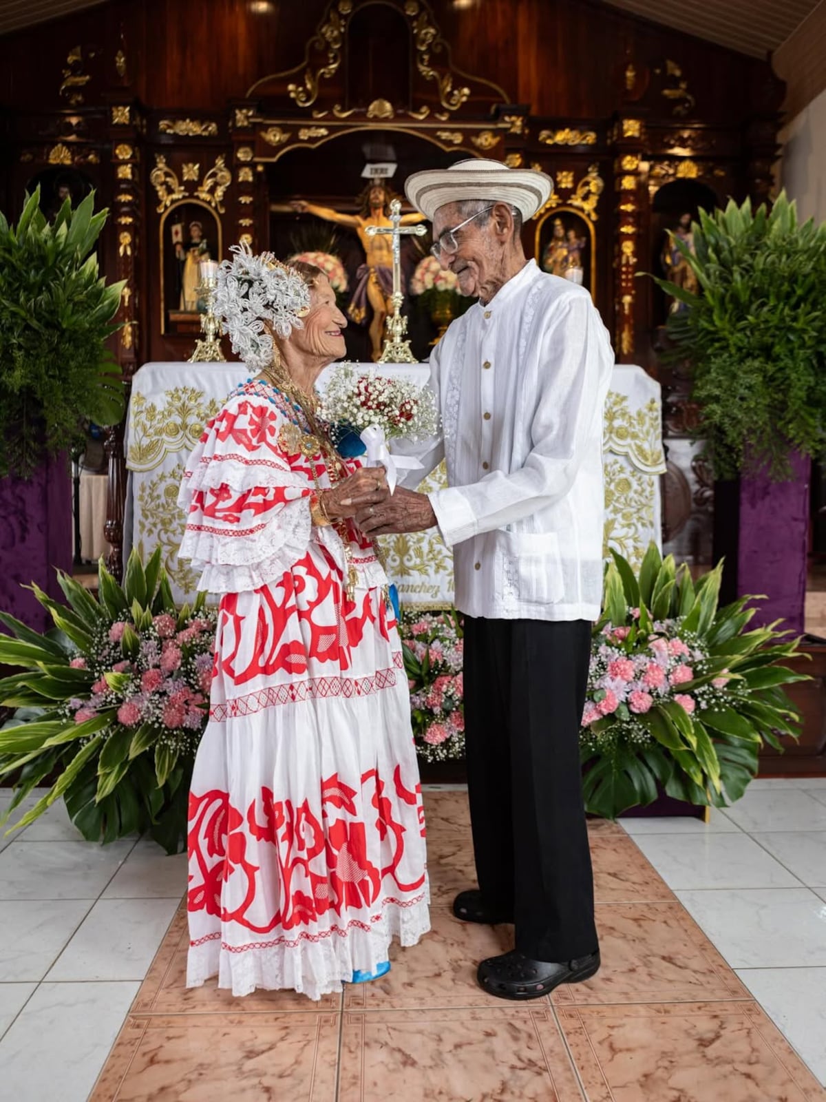 68 años después de su boda, un matrimonio en Las Tablas cumple el sueño de tener su sesión fotográfica frente al altar