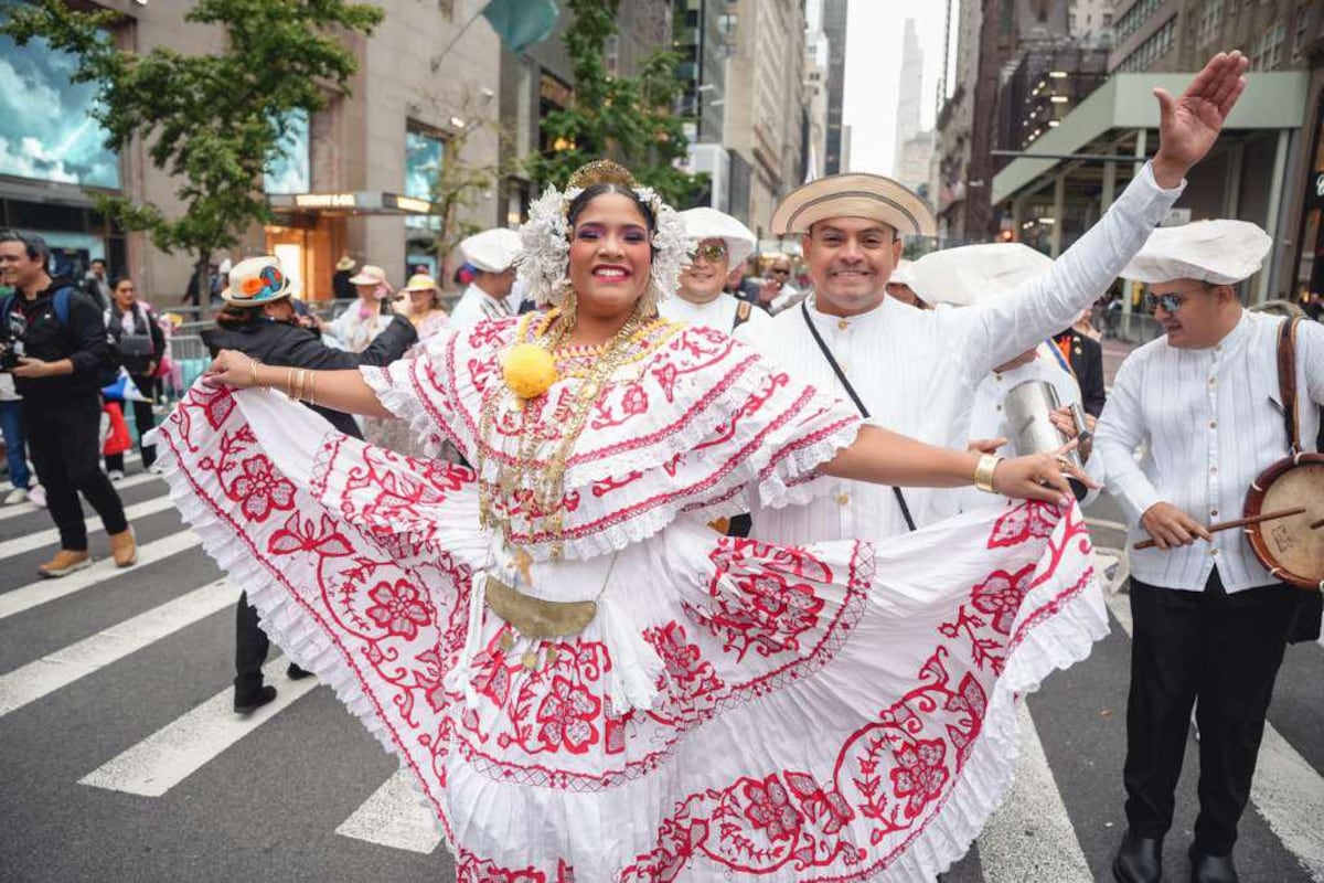 Bandas, conjuntos folclóricos y reinas: panameños desfilan en el Día de la Hispanidad en Nueva York