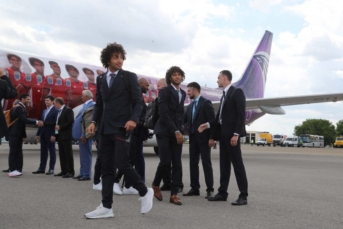 Bolsos de Versace y trajes de lujo en la llegada de los equipos a Rusia