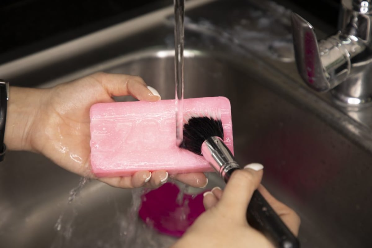 Aprende a lavar tus brochas y esponjas de maquillaje correctamente