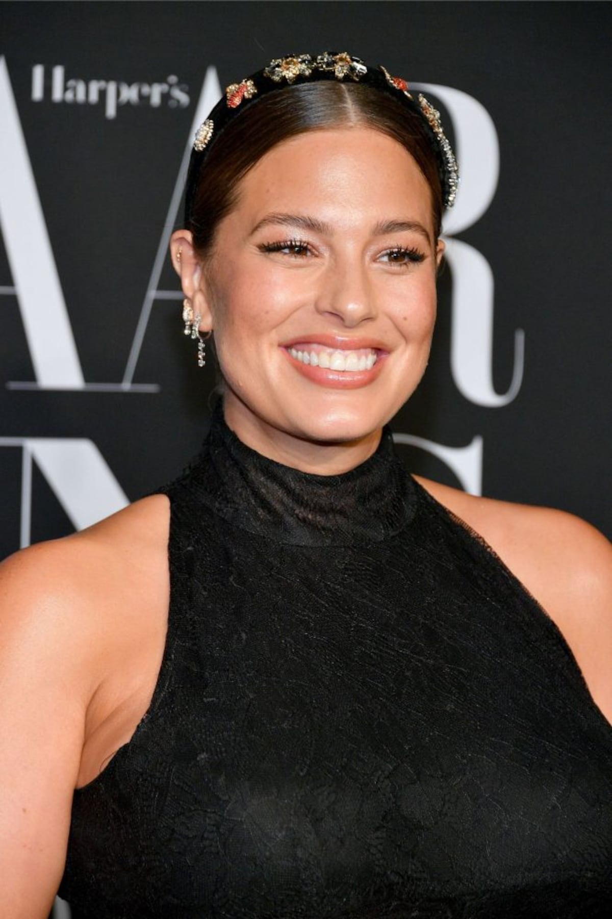 Ashley Graham y su estilo maternal con látex y transparencias