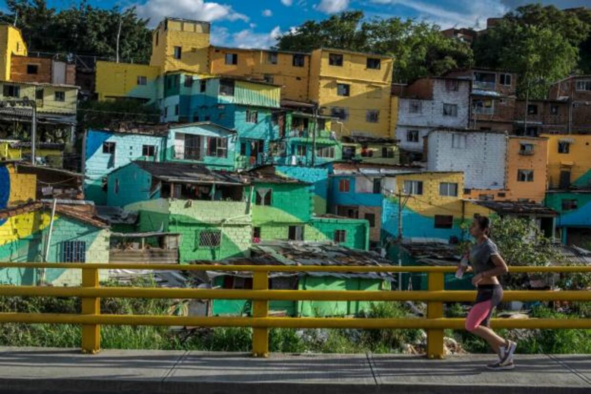 Un barrio en colores La renovación de El Pesebre, Medellín