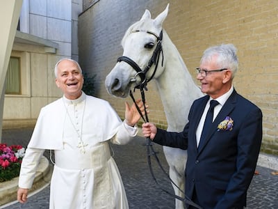 Papa León XIV recibe de regalo un caballo blanco purasangre