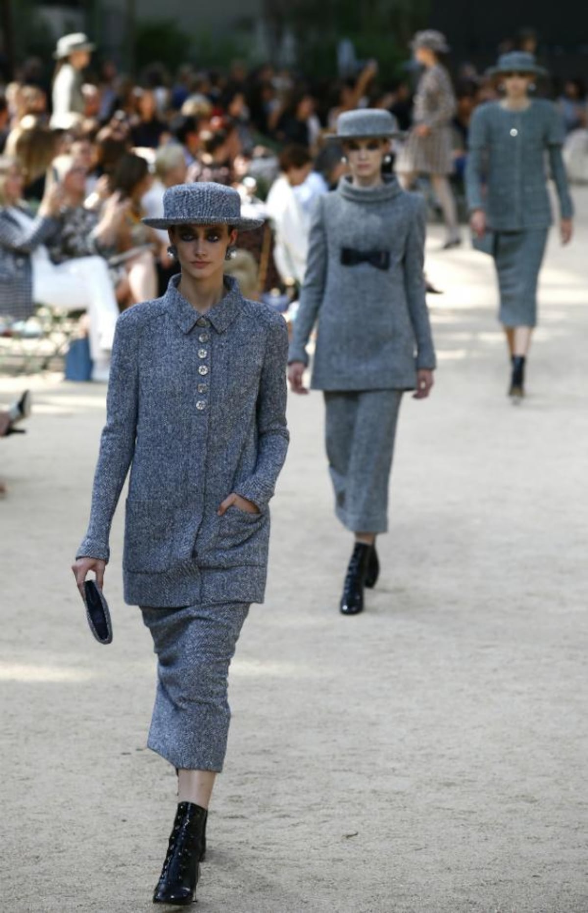 Sombreros, “tweed” y botas en la pasarela de Chanel en París