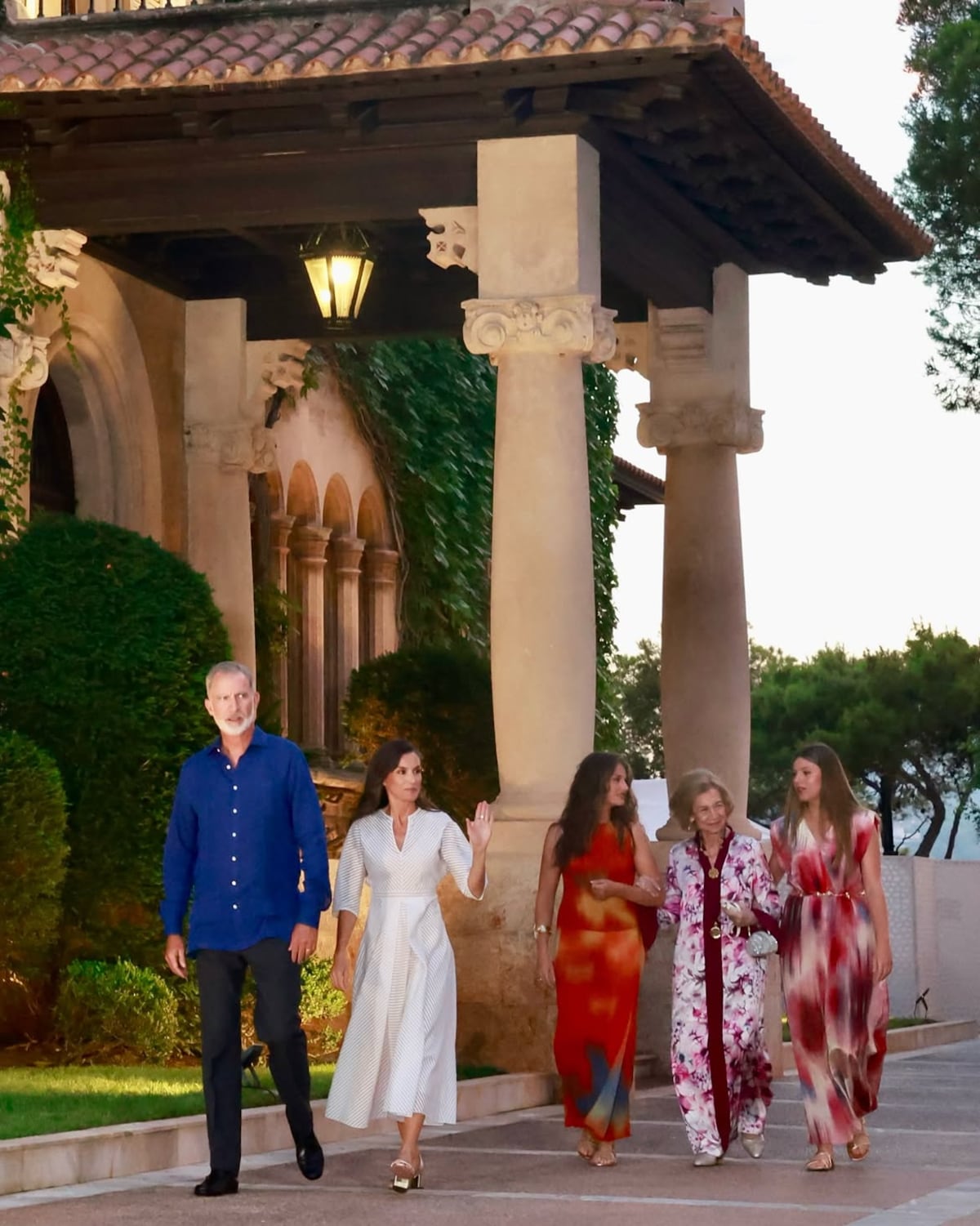 Los looks de verano de la reina Letizia y sus hijas Leonor y Sofía en Mallorca