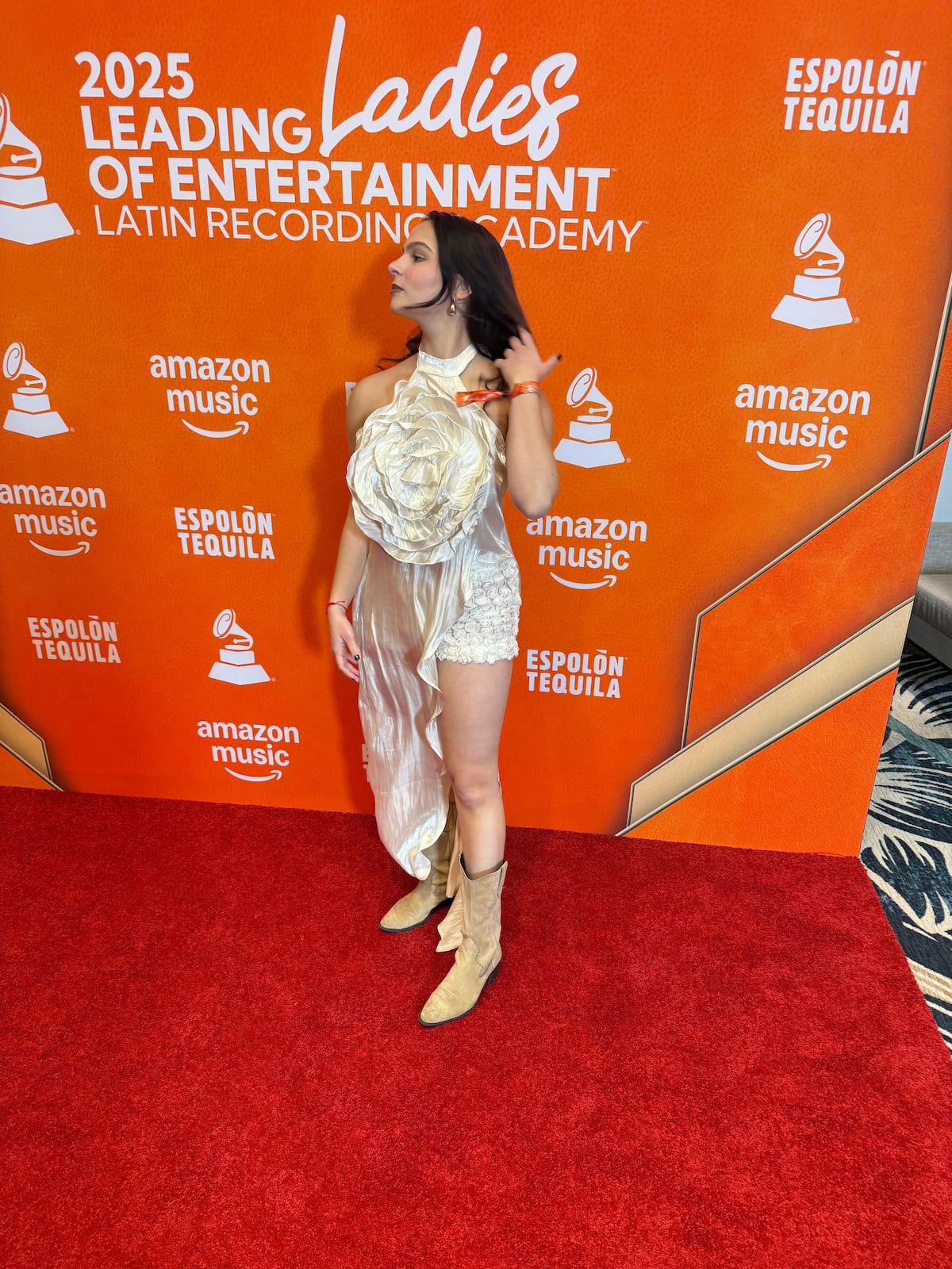 La cantante Yael Danon y sus atuendos de diseño panameño en los Latin Grammy 2025