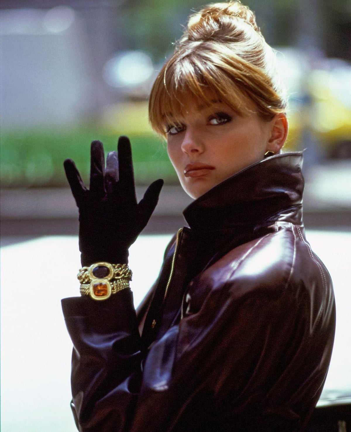 Paulina Porizkova, la supermodelo que de niña fue el rostro de una causa política y ahora sorprende apareciendo sin filtro