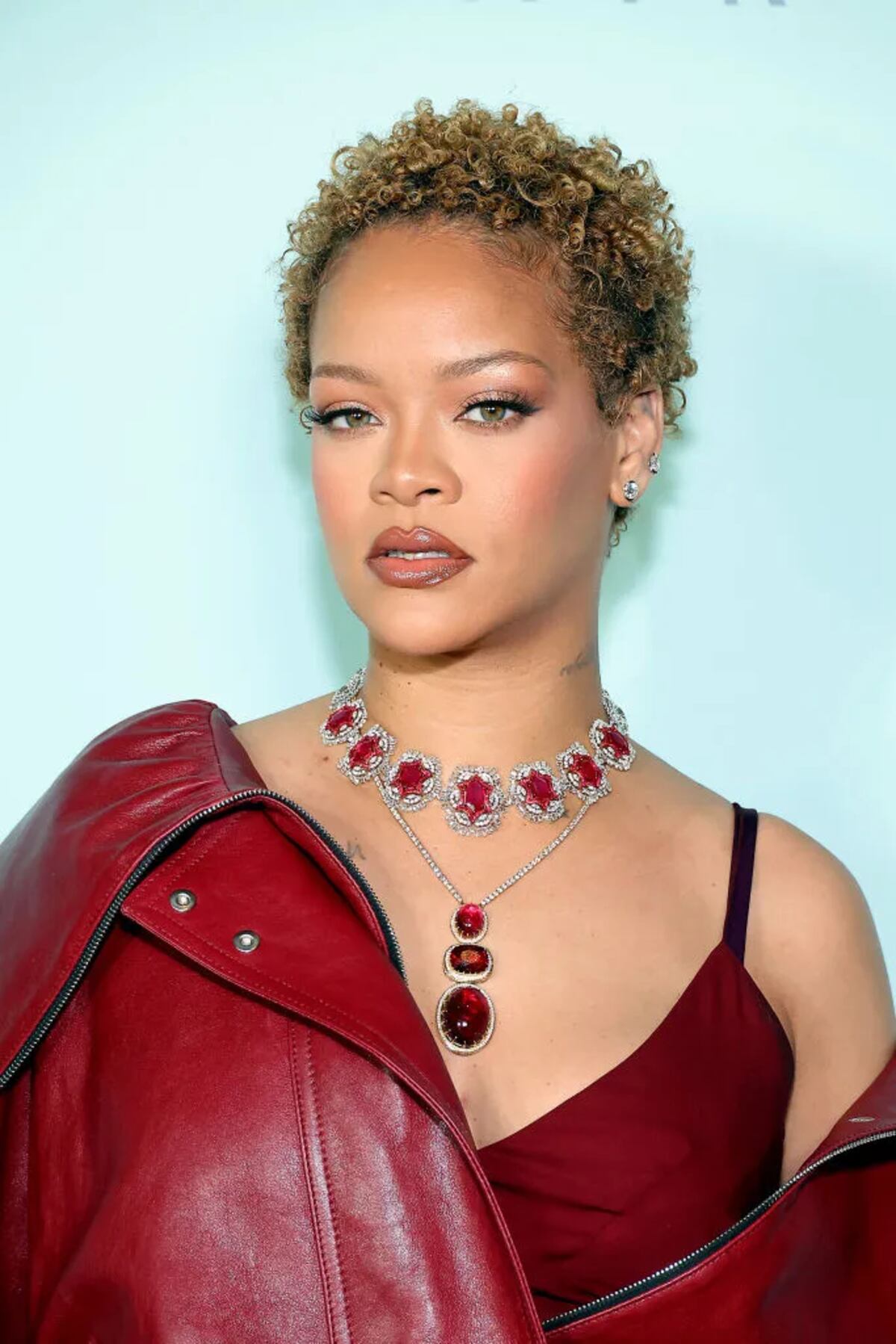 Rulitos cortos y dorados: Rihanna luce su cabello natural en el lanzamiento de Fenty Hair