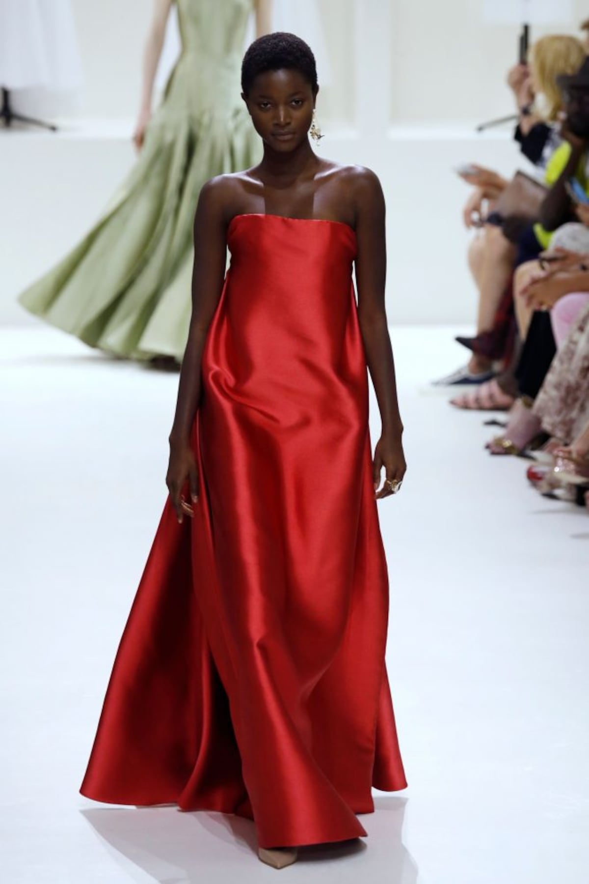 Dior reivindica el saber hacer de la alta costura, “invisible” en Instagram