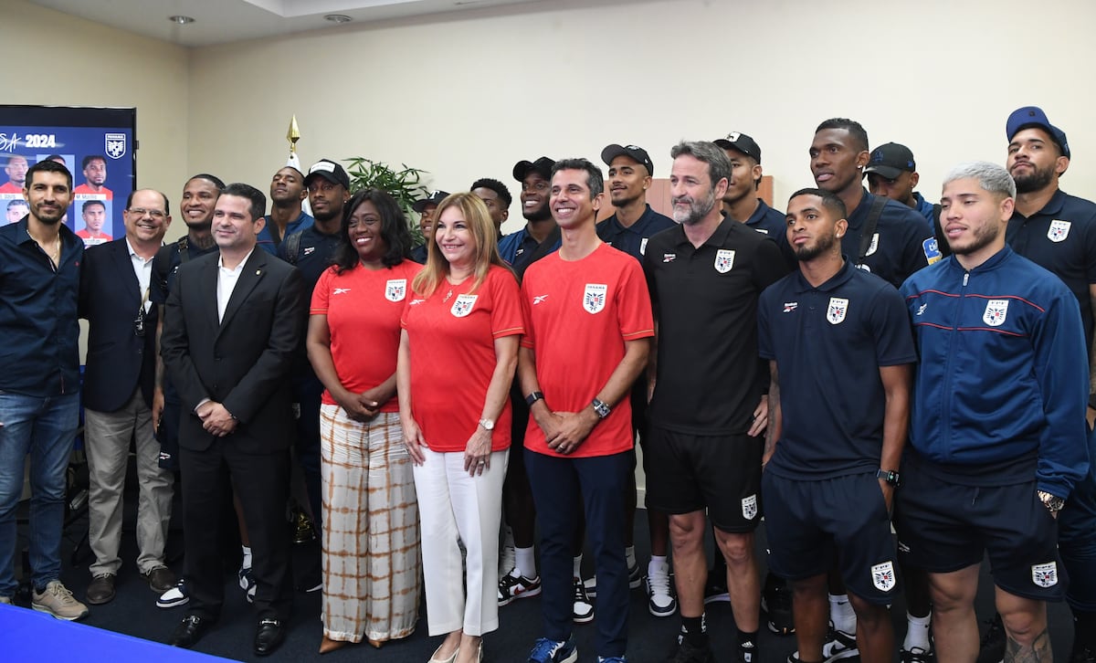 Con la camiseta puesta, Maricel de Mulino y Lucy Molinar reciben en Tocumen a la Selección de Panamá
