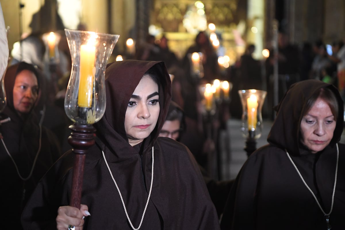 (Galería) Procesión de la Hermandad del Cristo Pobre en el Casco Antiguo