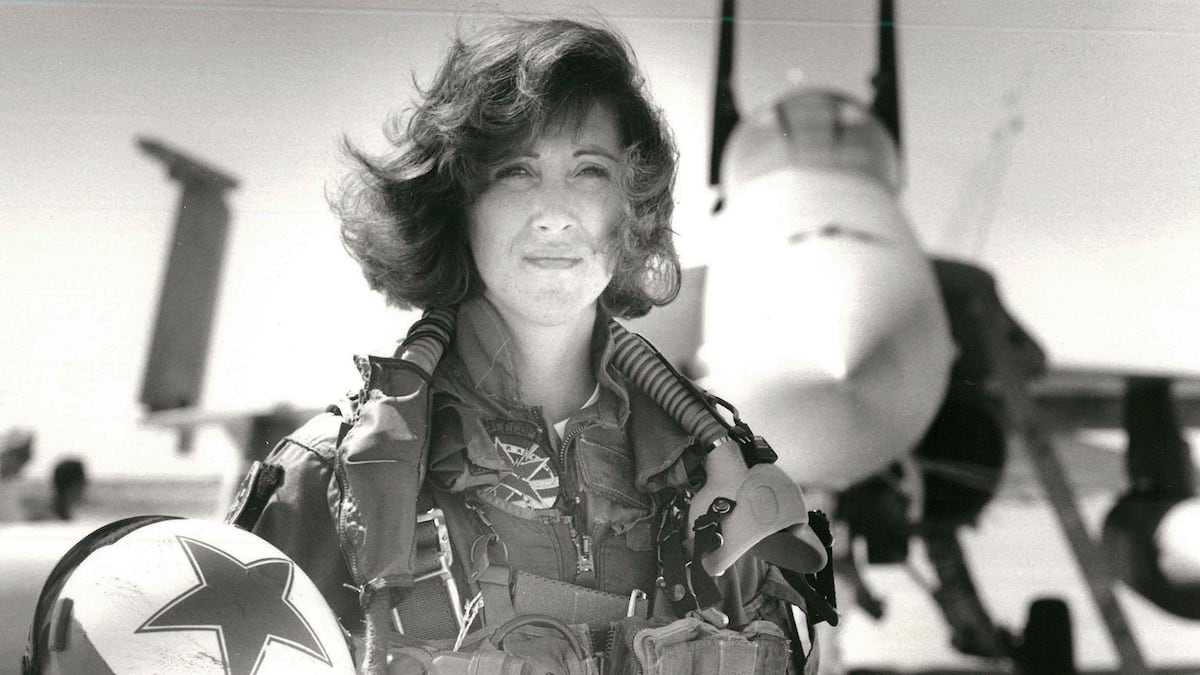 "Nervios de acero": Tammie Jo Shults, la piloto de combate que salvó la vida de 148 pasajeros
