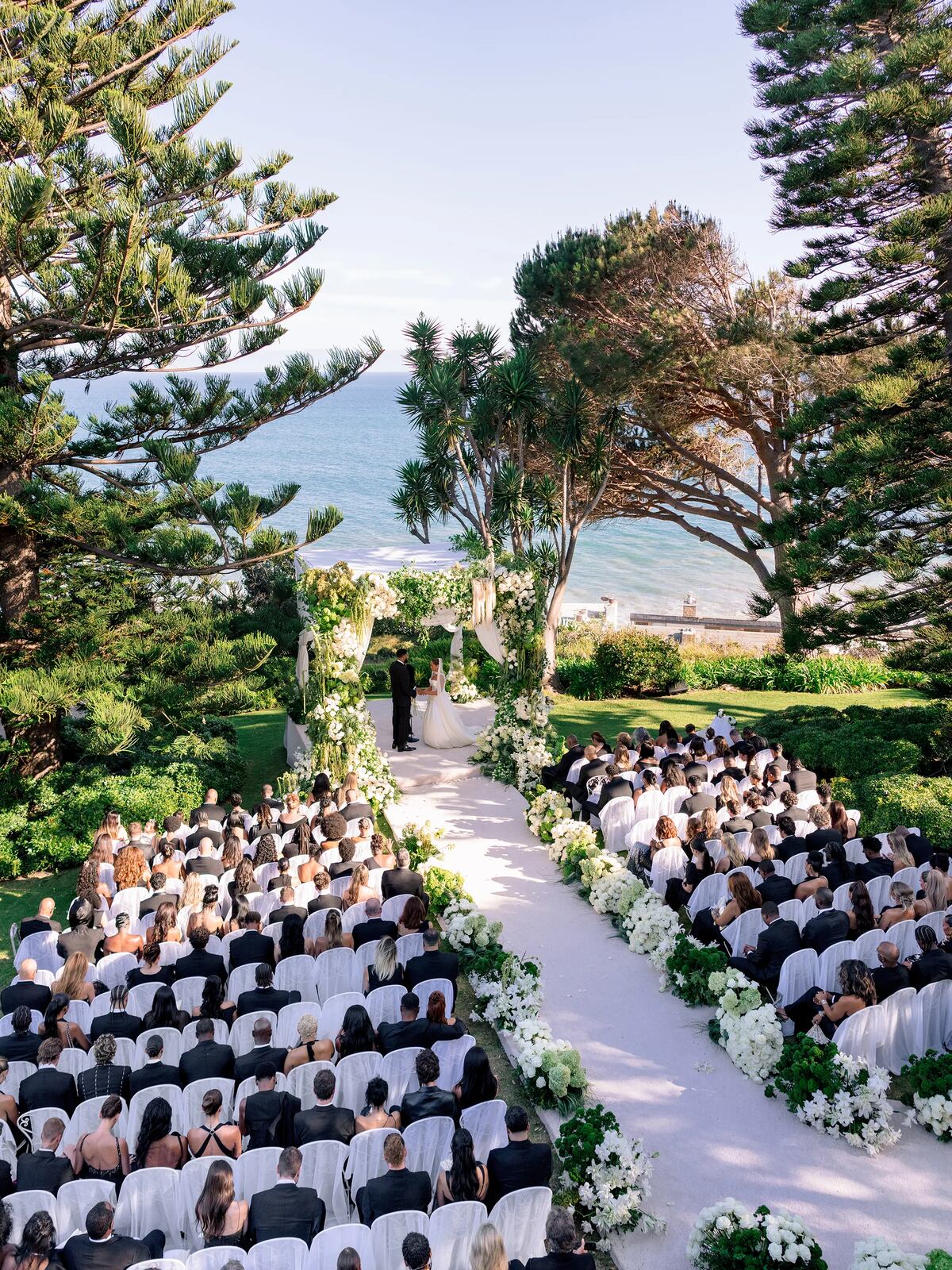 Jordyn Woods y Karl-Anthony Towns se casan en una ceremonia frente al océano en Malibú