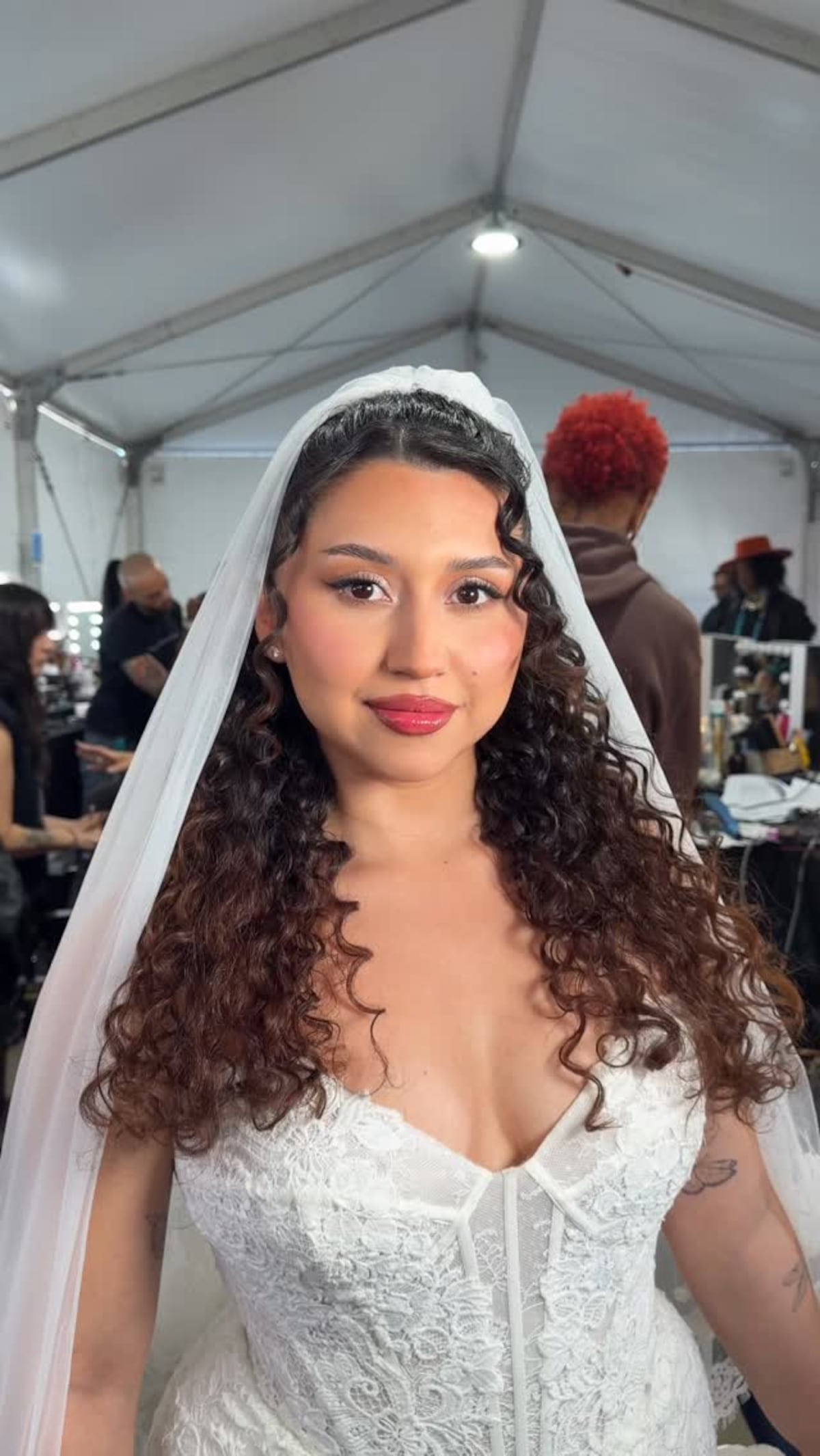 ¡Sí fue real! La pareja que se casó durante el ‘show’ del Super Bowl y tuvo a Bad Bunny de testigo