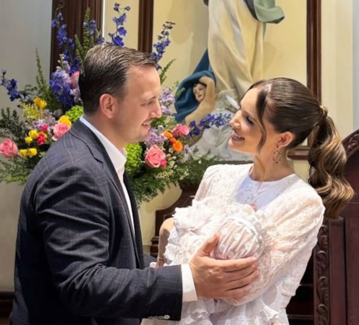 Vestidas de diseñador nacional, Sheldry Sáez celebra el bautizo de su hija Bruna Angelina