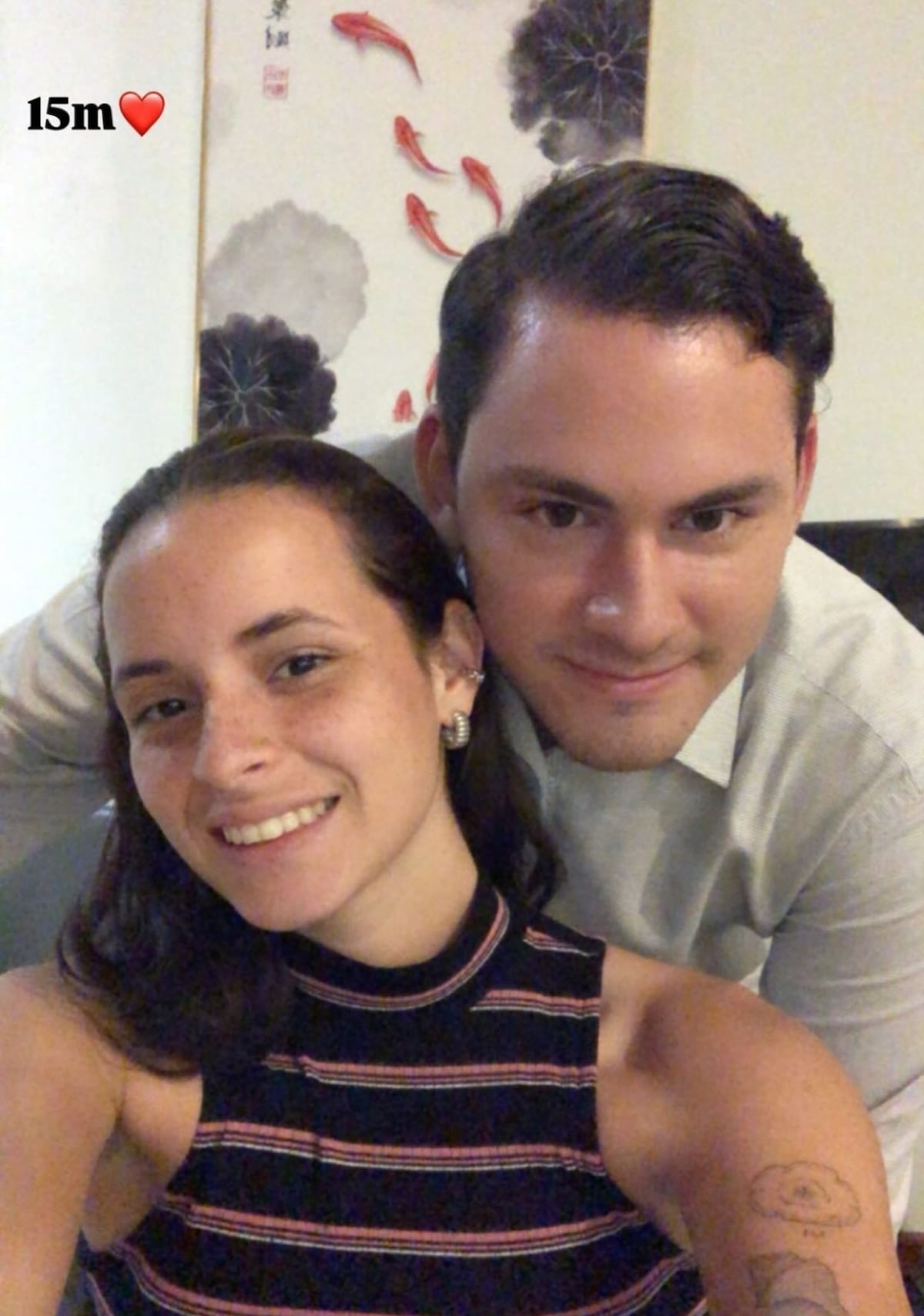 Juan Diego Vásquez celebra 15 meses de noviazgo con Carolina Della Sera