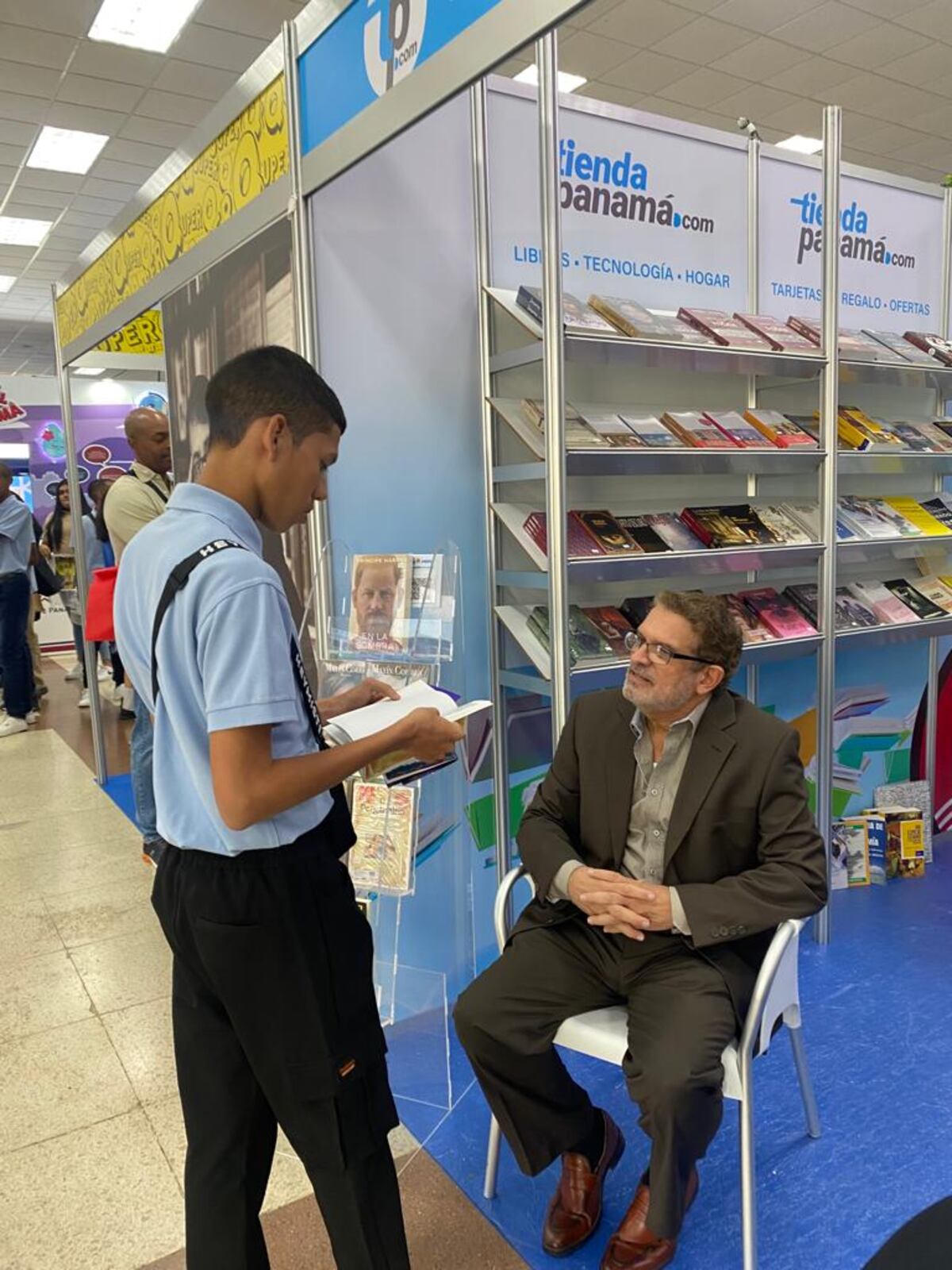 El stand de Tiendapanama.com en la Feria Internacional del Libro Panamá 2023