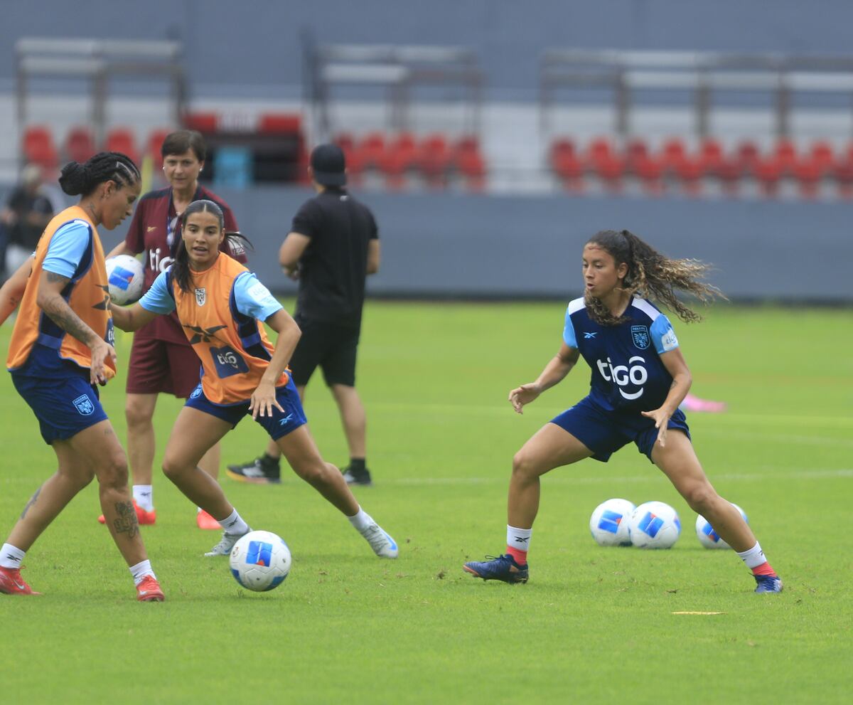 Firmas, fotos y fútbol: un encuentro especial con la selección mayor femenina