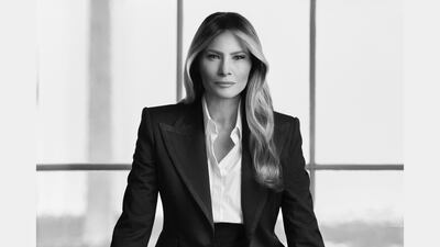 Una crítica de Vogue al retrato oficial de Melania Trump causa polémica entre los conservadores 