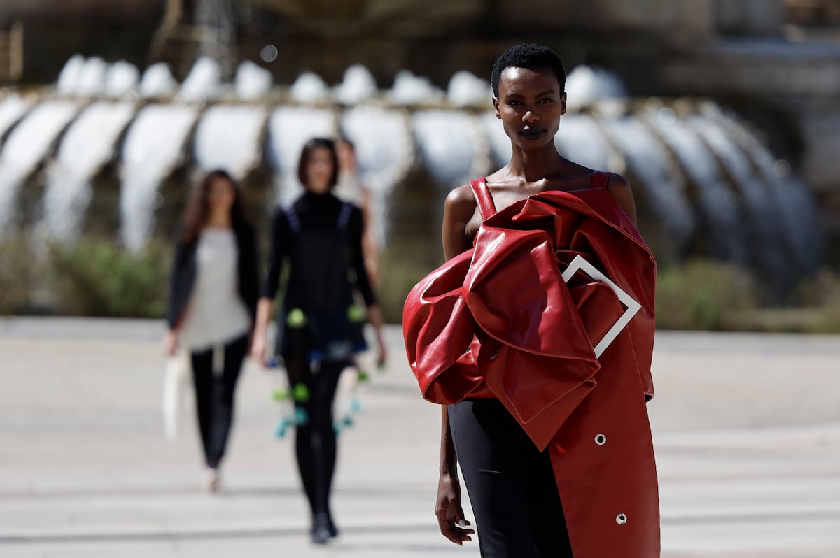Un desfile en el corazón de la Plaza de España abre la semana de la moda de Madrid