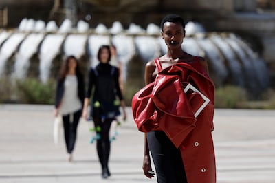 Un desfile en el corazón de la Plaza de España abre la semana de la moda de Madrid