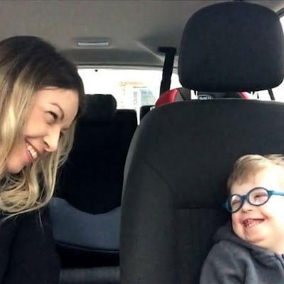 El tierno karaoke de 50 niños con Síndrome de Down cantando con sus madres