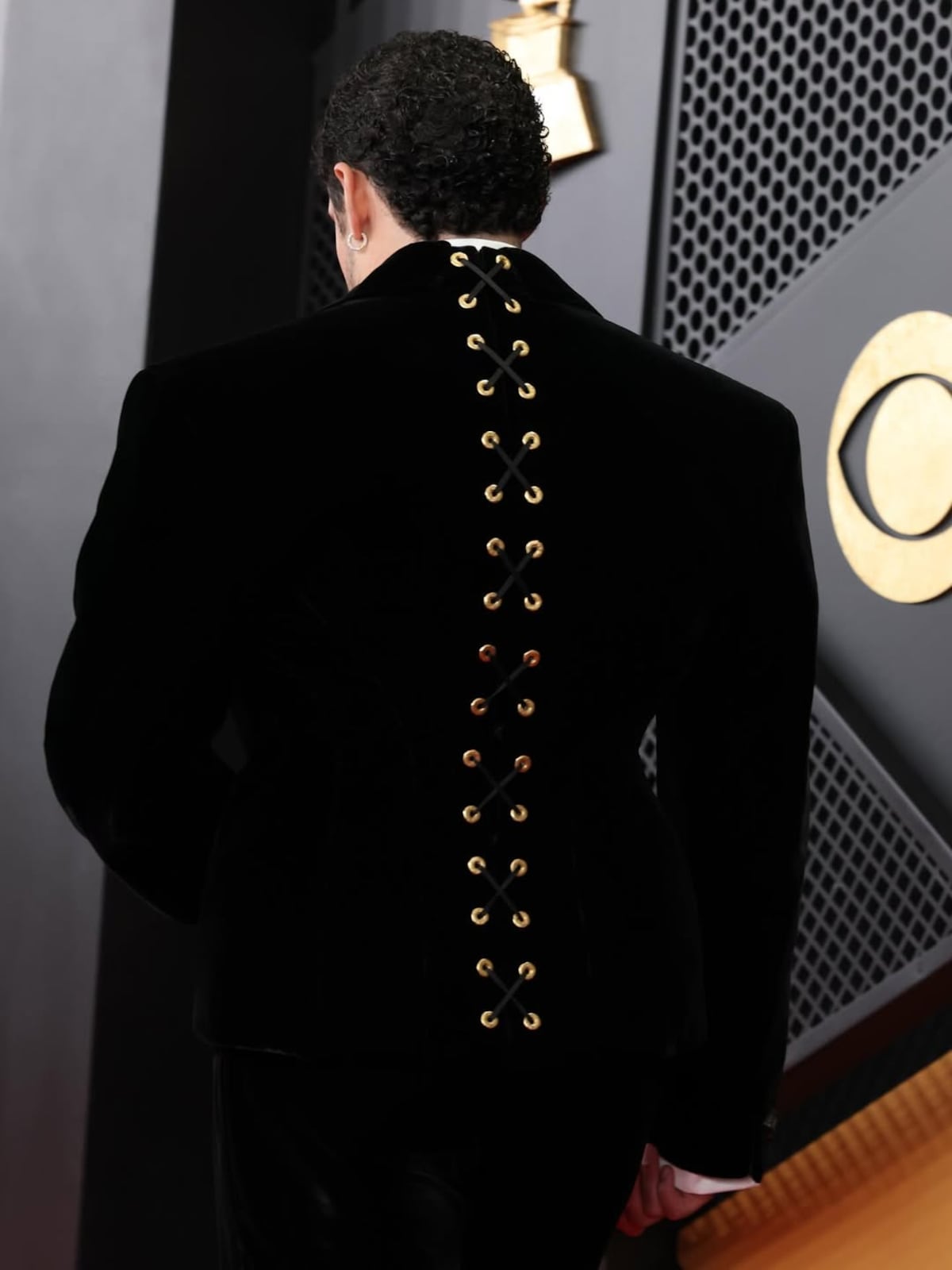 Bad Bunny: el primer hombre en vestir un diseño de alta costura de la firma francesa Schiaparelli en una alfombra roja