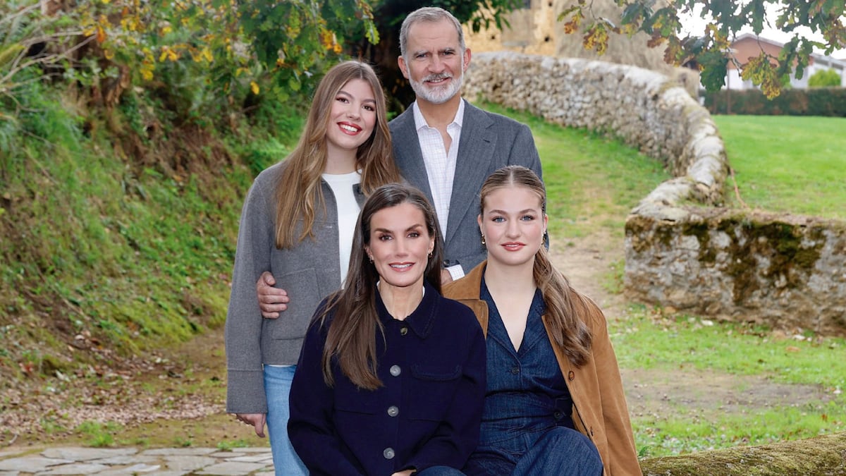 Los reyes de España y sus hijas comparten su felicitación navideña con una foto familiar tomada en Asturias