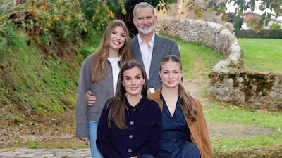 Los reyes de España y sus hijas comparten su felicitación navideña con una foto familiar tomada en Asturias