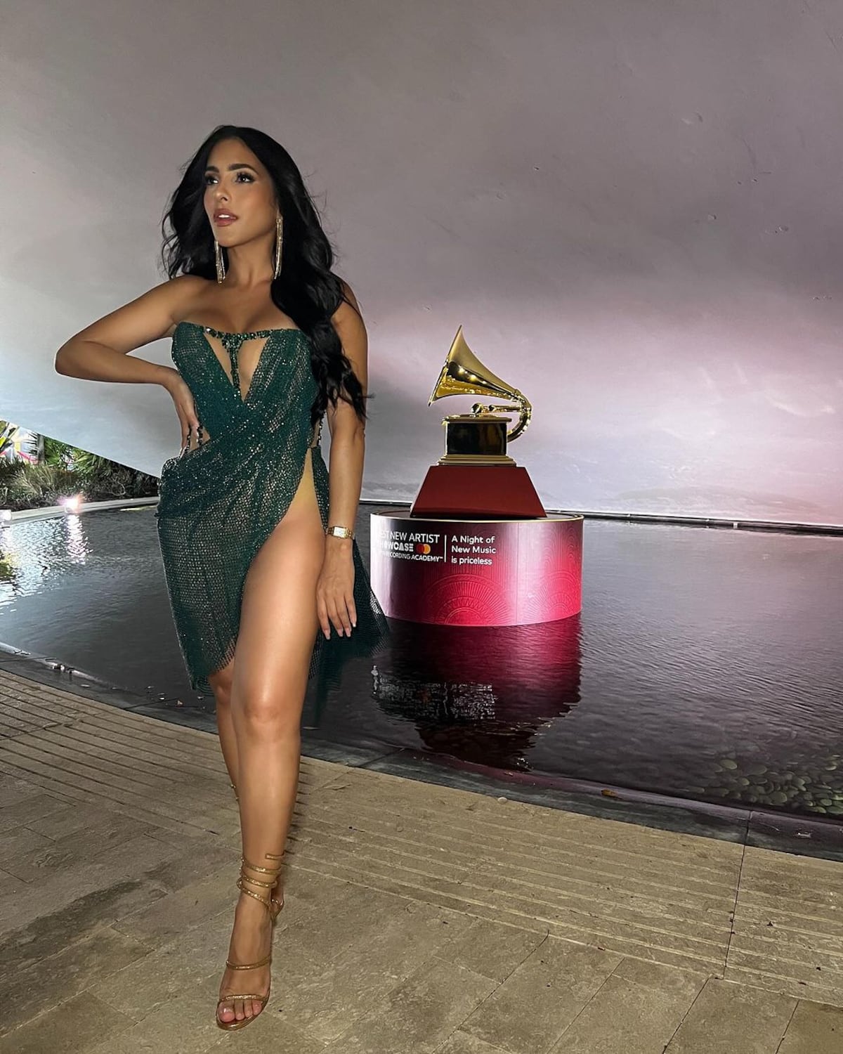 Sin tela hasta la cintura: Jacky Guzmán y su ‘look’ de diseño panameño en un evento de Latin Grammys