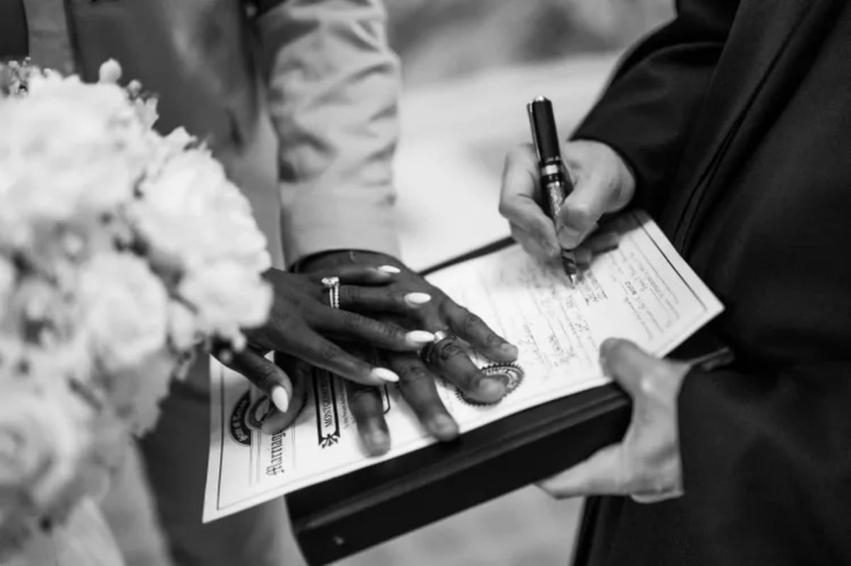 Simone Biles, la gimnasta más premiada de todos los tiempos, se casa con un espectacular vestido de $120 que compró por internet