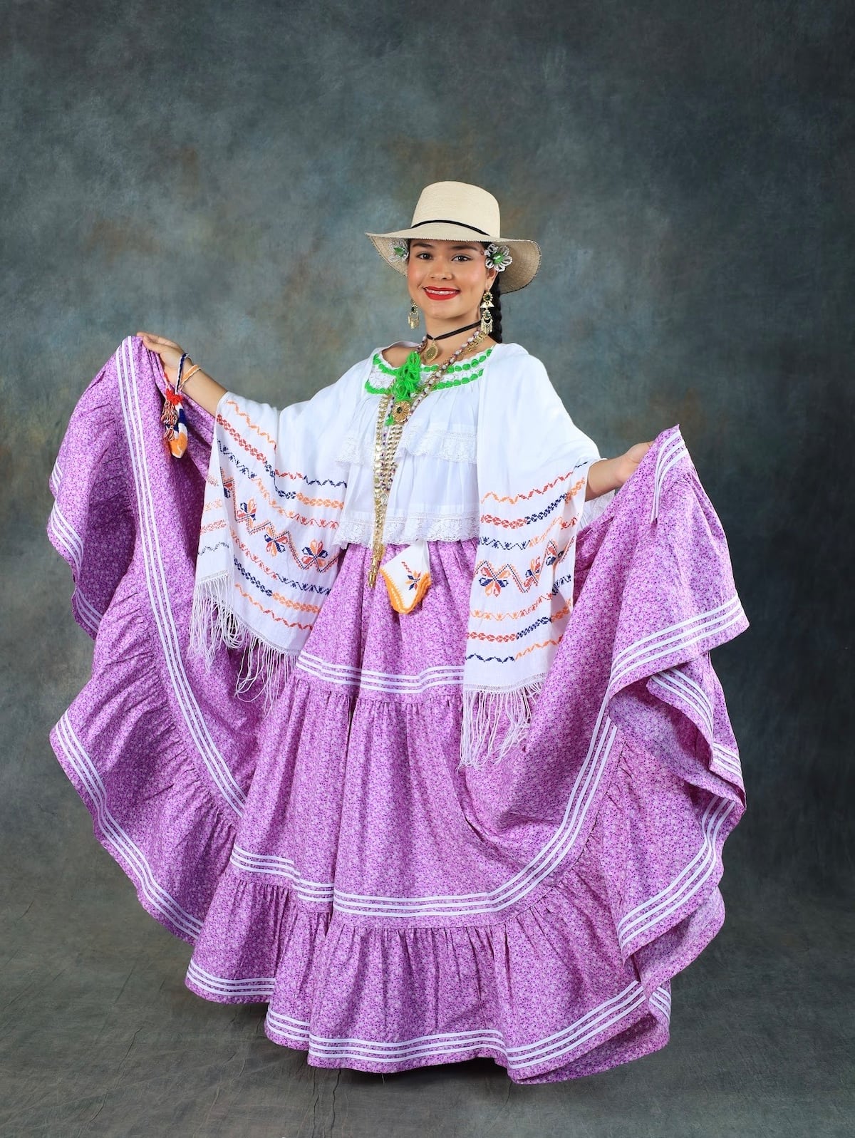 La pollera panameña a través de las reinas de nuestros festivales