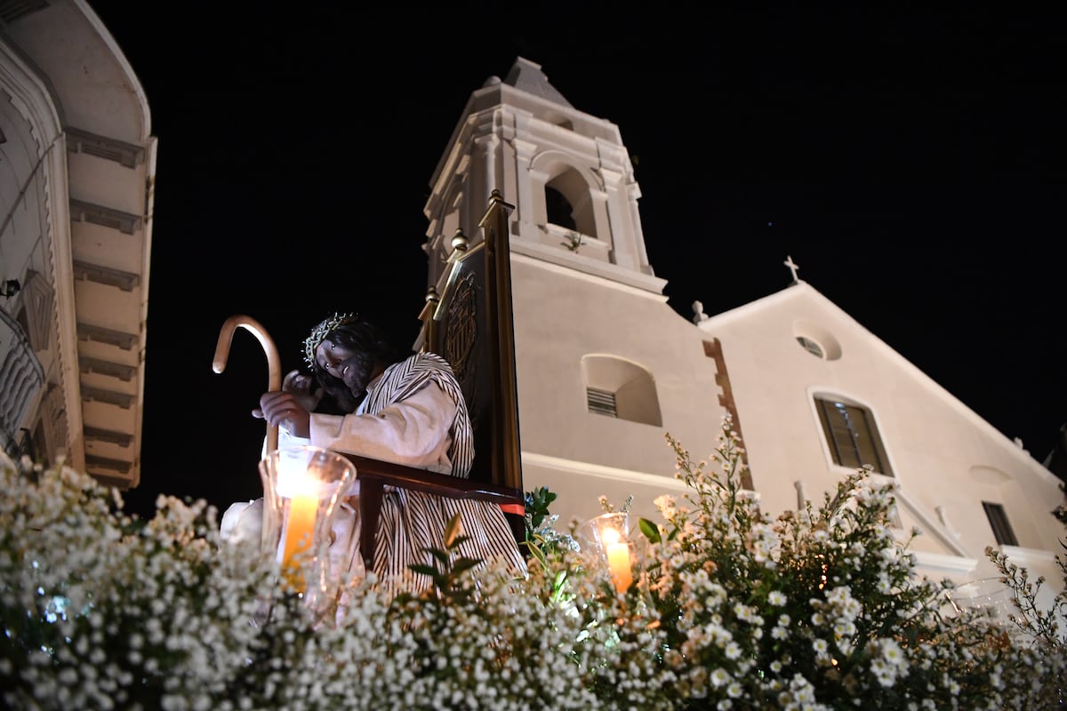 (Galería) Procesión de la Hermandad del Cristo Pobre en el Casco Antiguo